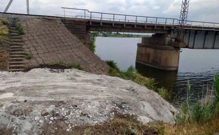 На трассе Днепр-Запорожье неизвестные сбросили мужчину с 20-метровой высоты: подробности и ФОТО