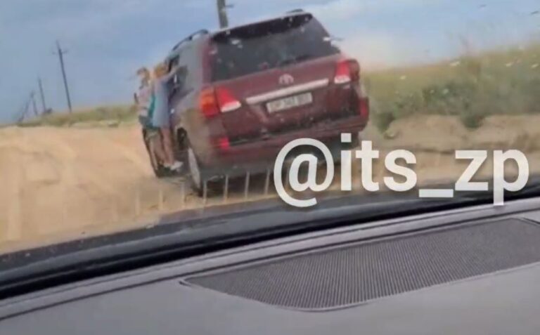 На запорожском курорте водитель джипа выставил детей из салона и прокатил по песку (ВИДЕО)