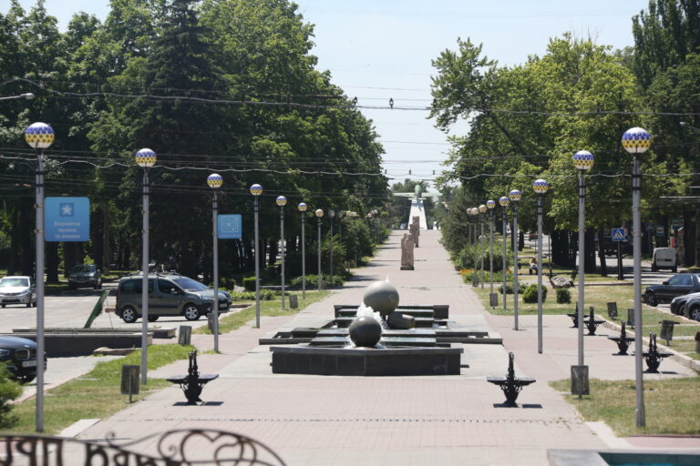 В центре Запорожья вандалы разрушили романтическую композицию (ФОТО)