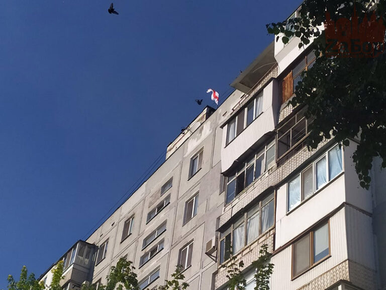 В центре Запорожья вывесили флаг Беларуси (ФОТОФАКТ)