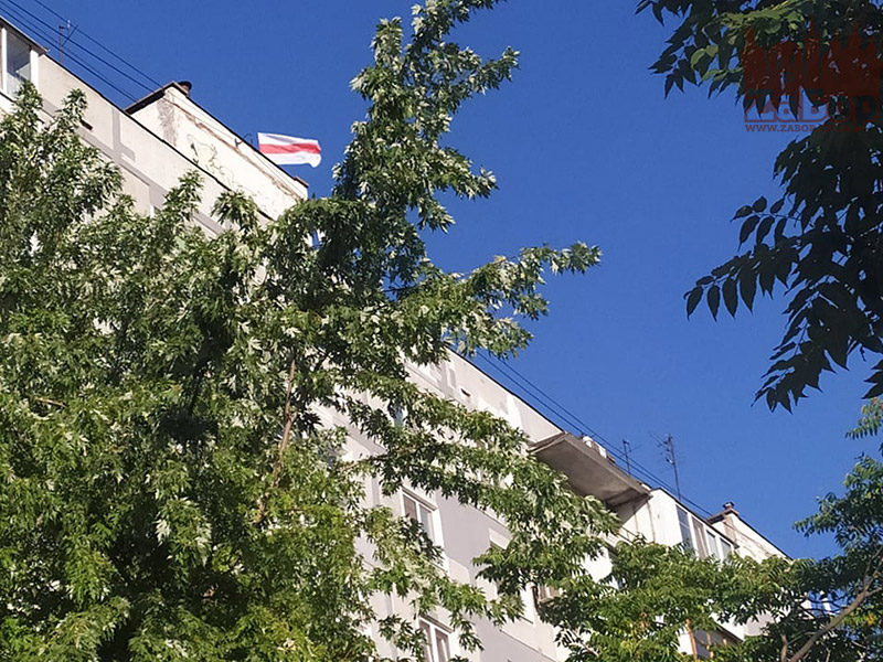 В центре Запорожья вывесили флаг Беларуси (ФОТОФАКТ)