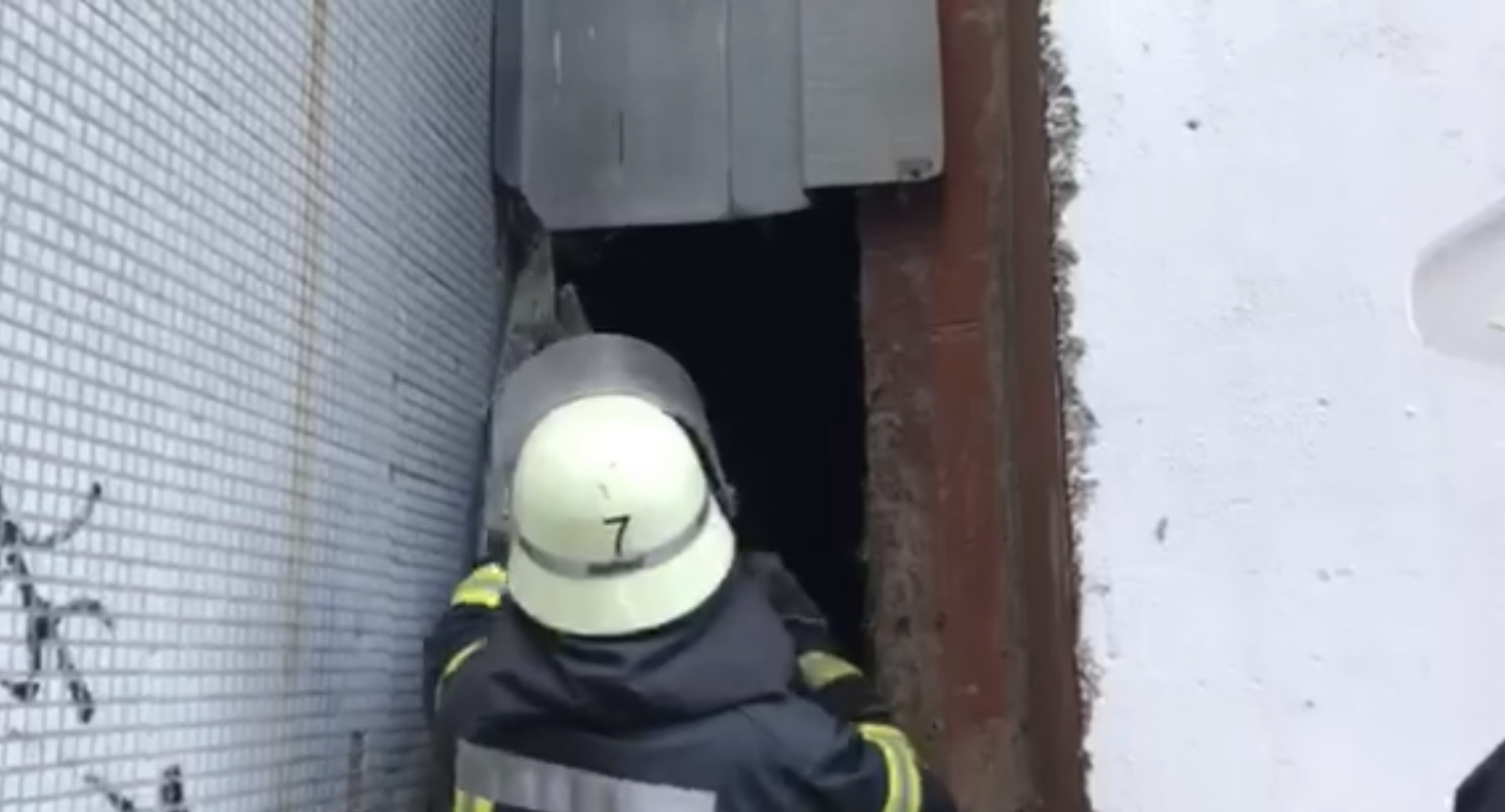 В Запорожье на Бабурке мужчина упал с крыши многоэтажки (ФОТО)