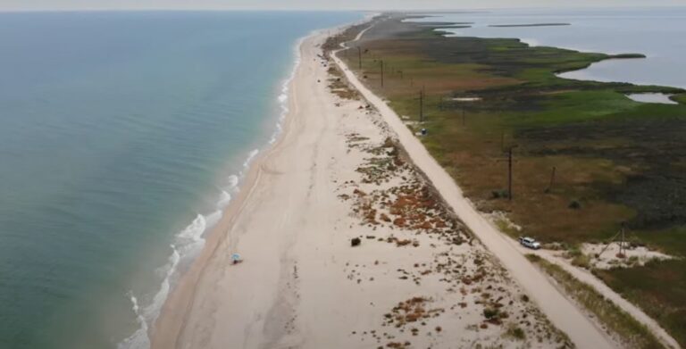На запорожском курорте в пик сезона обнаружили безлюдный пляж (ВИДЕО)