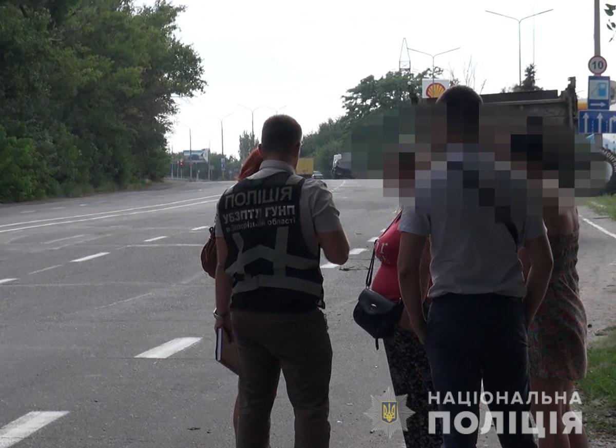 В Запорожье полицейские на трассе поймали проституток (ФОТО)