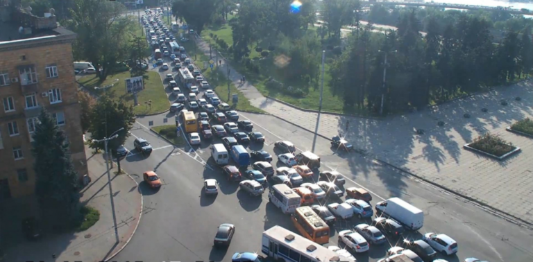 Транспортный коллапс в Запорожье: на плотине ДнепроГЭС образовалась огромная пробка и «остановила» город (ВИДЕО)