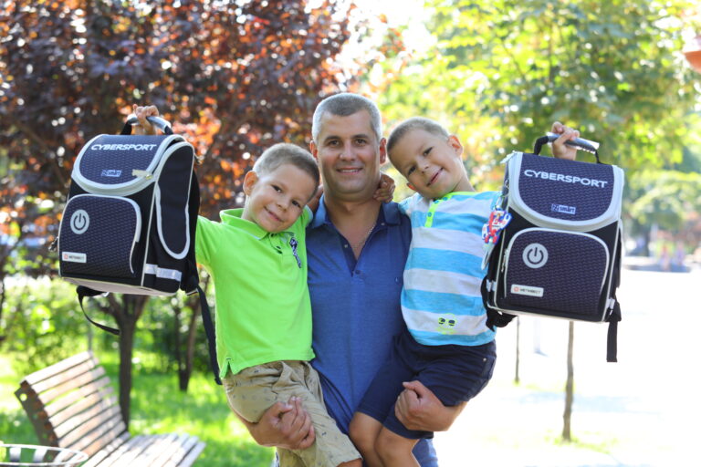 5 865 запорожских детей получили школьные подарки от Метинвеста