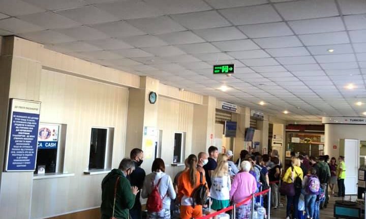 В Запорожье горожане с трудом смогли улететь из аэропорта (ВИДЕО-ФОТО)