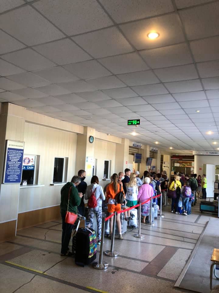 В Запорожье горожане с трудом смогли улететь из аэропорта (ВИДЕО-ФОТО)