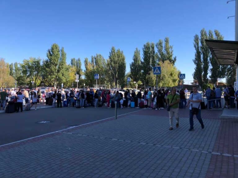 В Запорожье горожане с трудом смогли улететь из аэропорта (ВИДЕО-ФОТО)