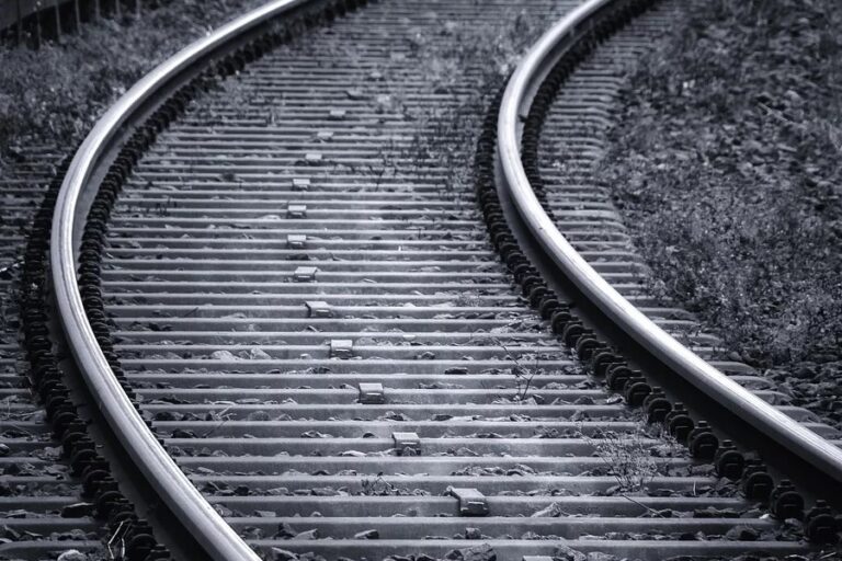 Под Запорожьем на ж/д путях нашли труп женщины: разыскиваются свидетели (ФОТО)