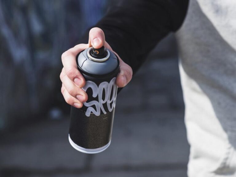 Отомстили: в Запорожье на Космосе девушке на автомобиле нарисовали непристойность (ФОТОФАКТ)