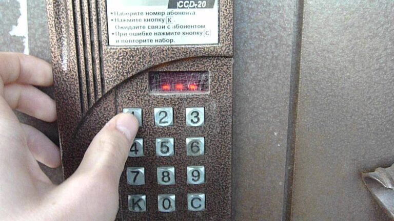 Вырывают «с корнем»: в Запорожье неизвестные массово воруют домофоны (ФОТО)