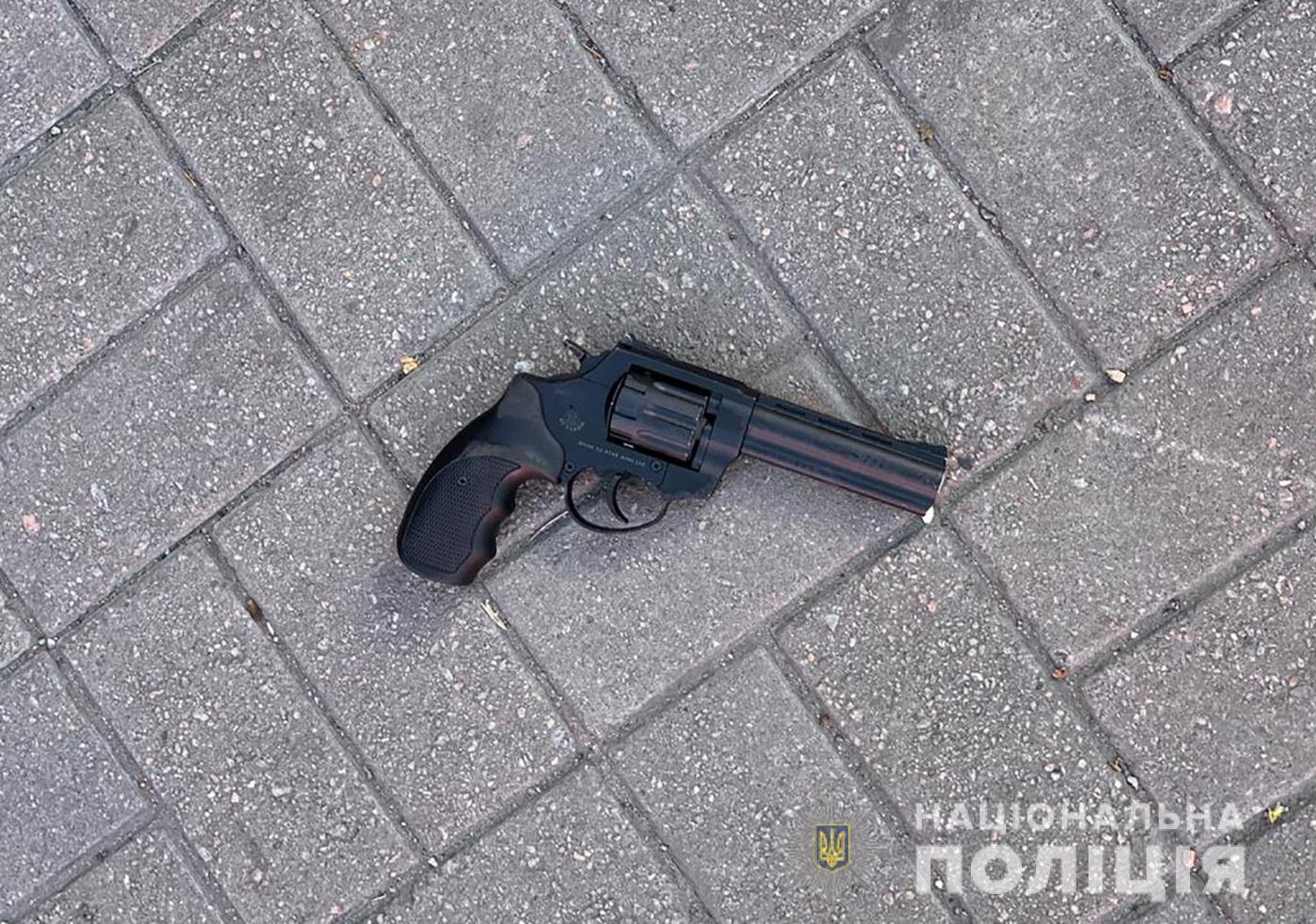 В запорожском автобусе мужчина приставил револьвер к груди полицейского (ФОТО)