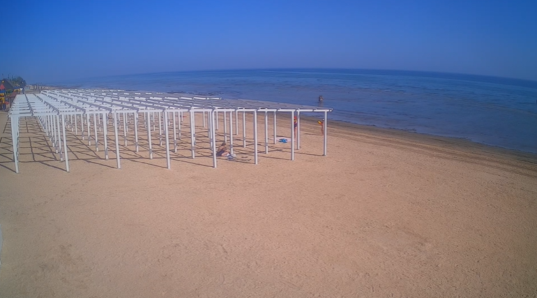 Несмотря на штиль, пляжи пустуют: что сейчас происходит на курортах Азовского моря (ФОТО)