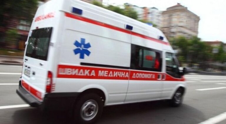 Разбил авто и ранил фельдшера: в Запорожье неизвестный напал на «скорую» (ВИДЕО)
