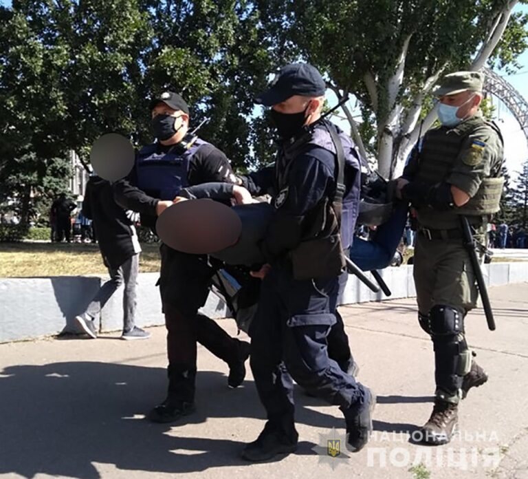 Яйца, петарды и пистолет: в Запорожье на ЛГБТ-акции произошли потасовки (ФОТО)