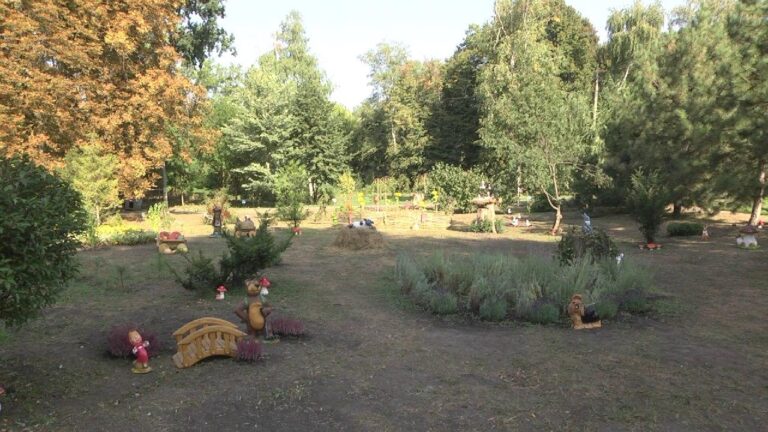 В Запорожском ботсаду открылась «Поляна сказок» (ФОТО)