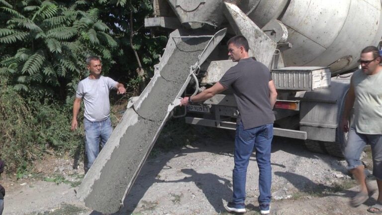Управлял бетономешалкой: в Запорожье заммэра по вопросам ЖКХ взялся собственноручно помогать с ремонтом дороги (ВИДЕО)