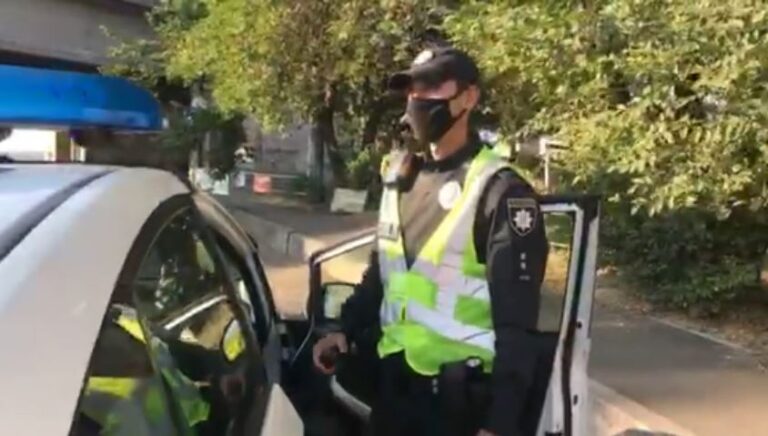 В Запорожье на мостах Преображенского дежурят полицейские (ВИДЕО)