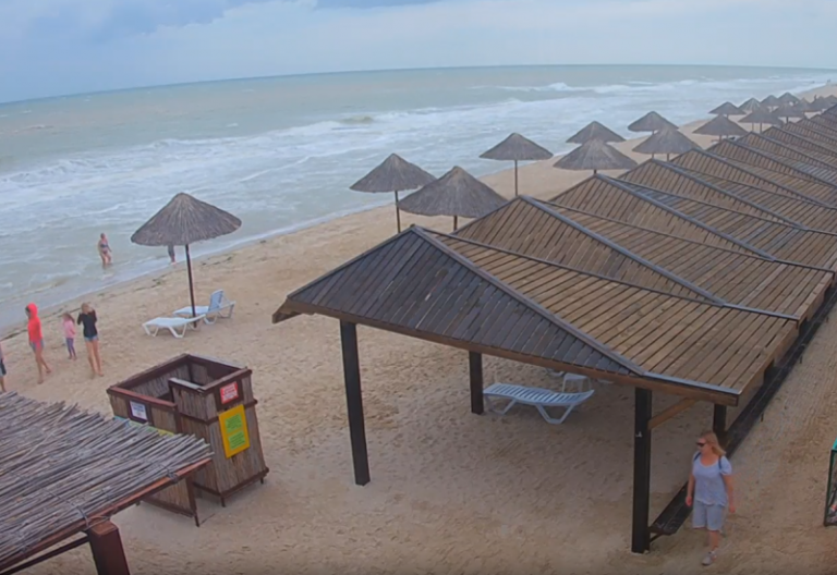 В сети показали, что происходит сейчас на пляжах запорожского курорта (ФОТО)