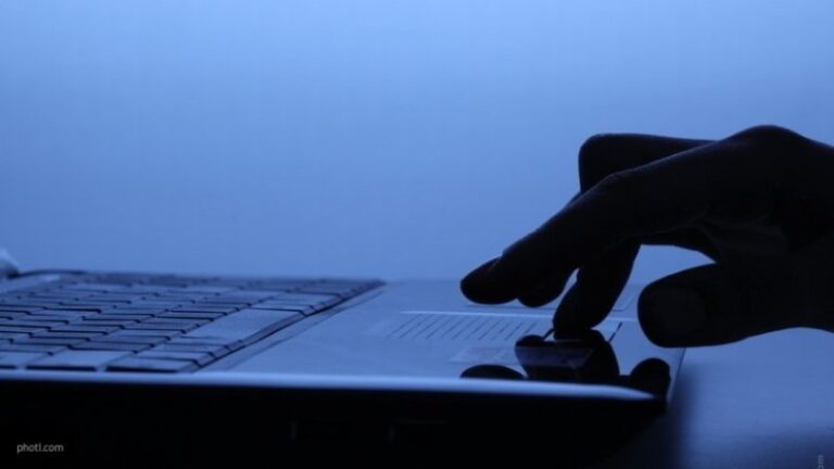 В Запорожской области коллекторы устроили шантаж девушке интимными снимками (ФОТО 18+)