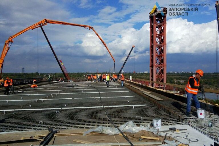 В Запорожье активно продолжают строить мосты: что сделано на объекте (ФОТОРЕПОРТАЖ)