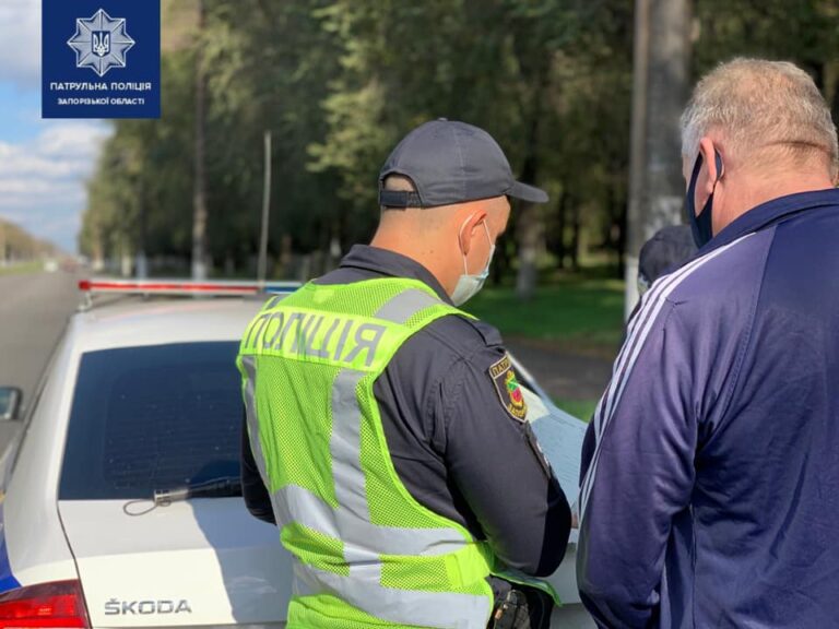 В Запорожье патрульные проверяют маршрутки: что случилось (ФОТО)