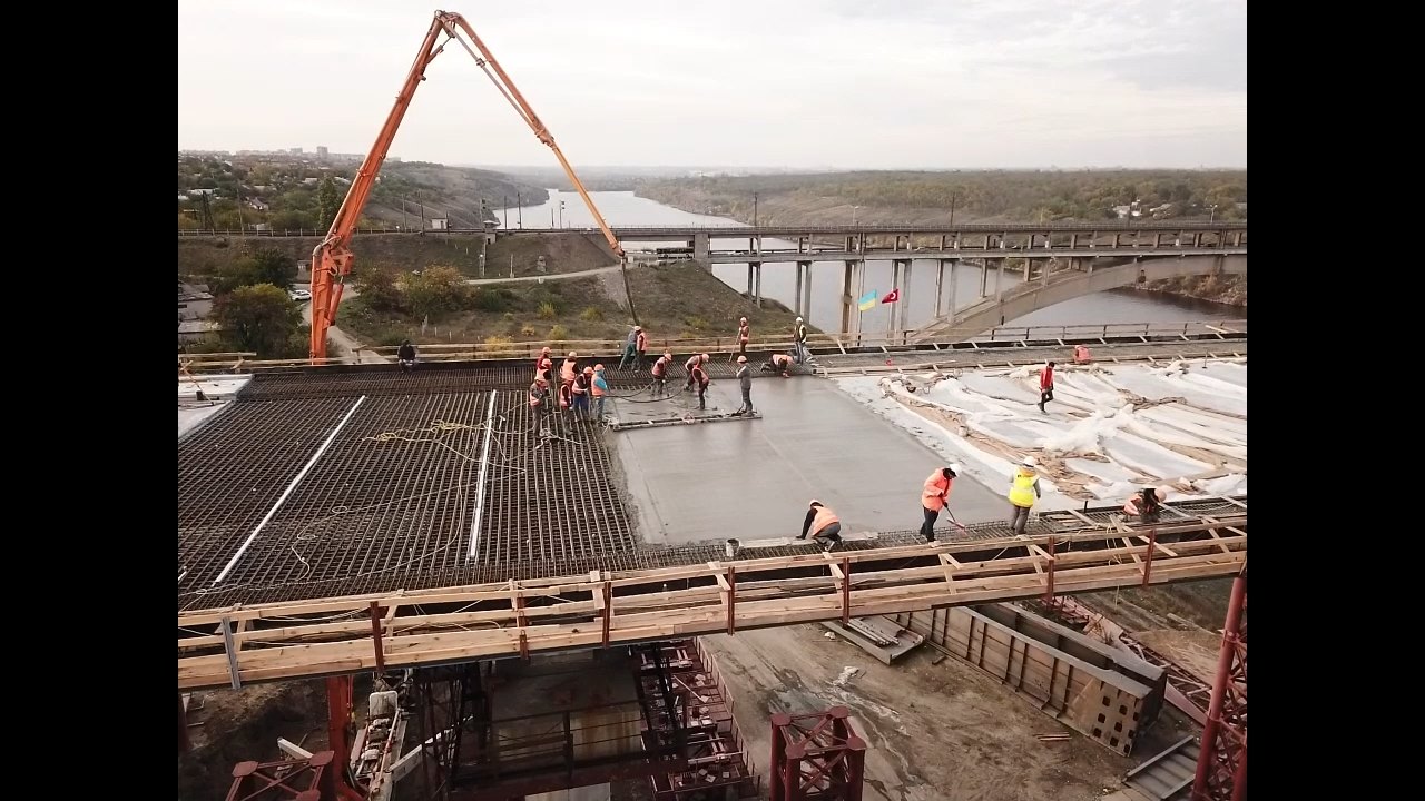 Соединили оба берега: в Запорожье полностью забетонировали мост через Старый Днепр (ФОТО)