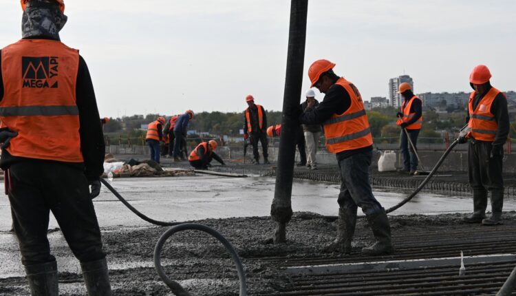 Соединили оба берега: в Запорожье полностью забетонировали мост через Старый Днепр (ФОТО)