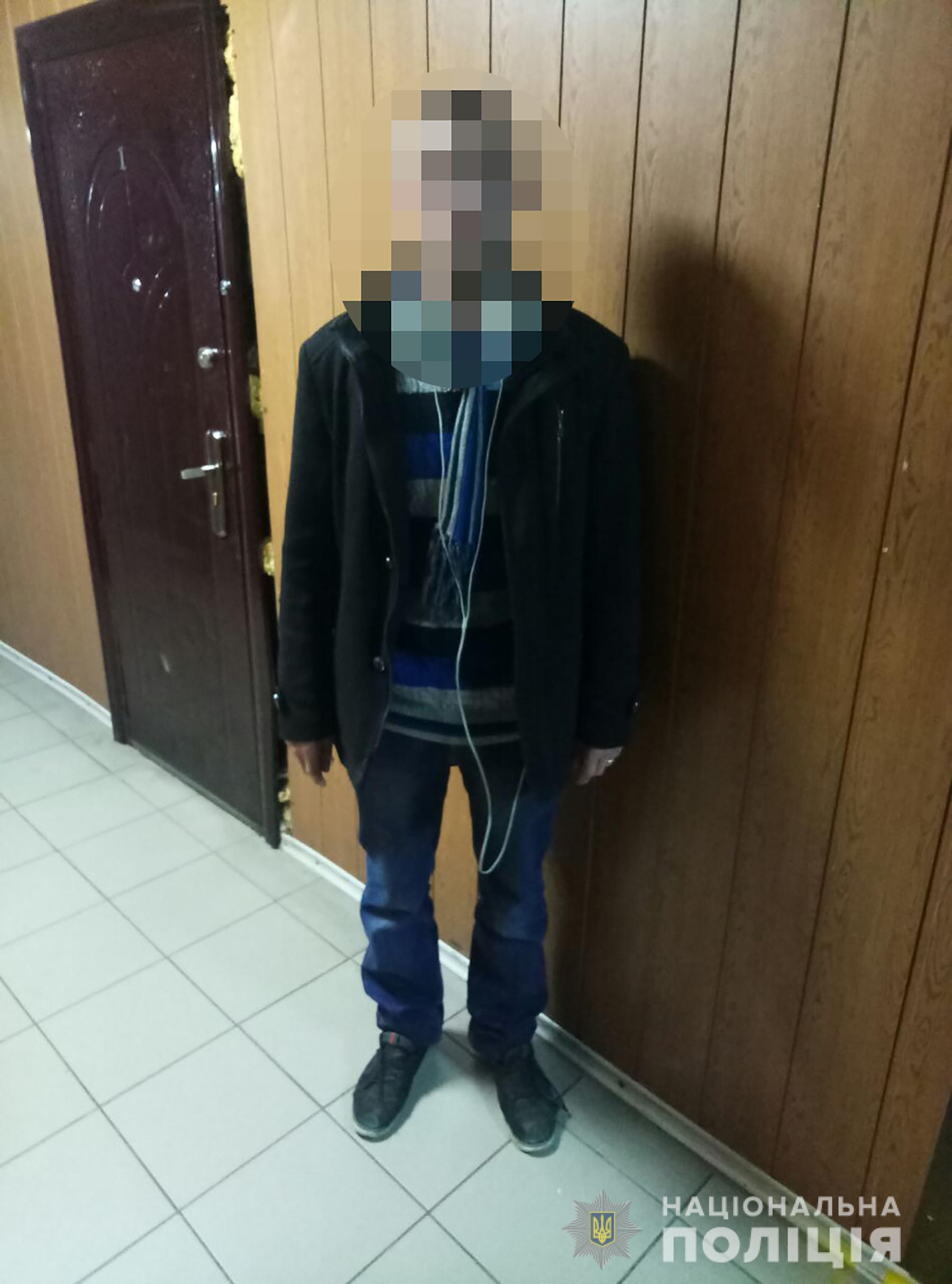 В Запорожье пьяный мужчина набросился на полицейского в участке (ФОТО)