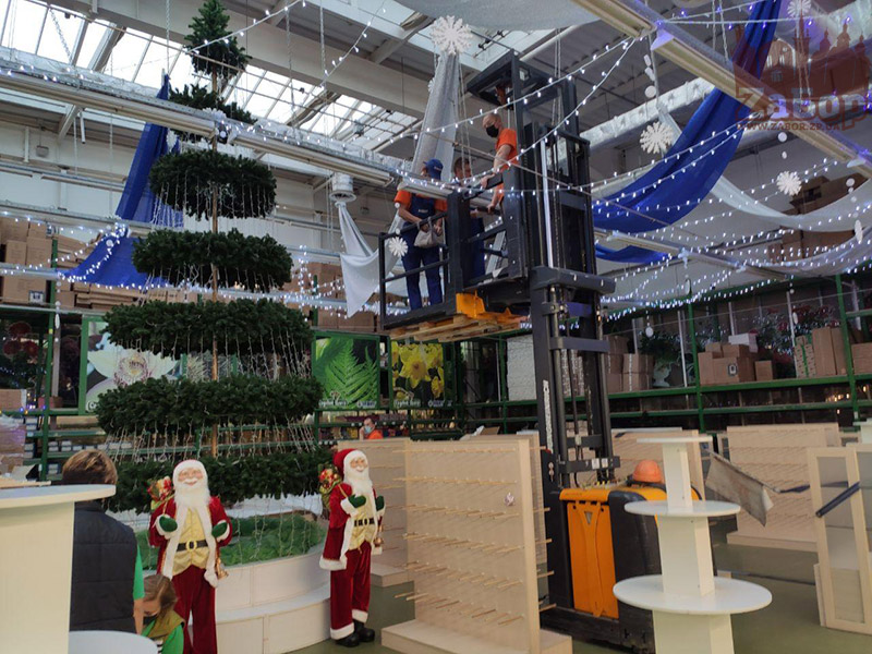 В Запорожье уже установили первую новогоднюю елку (ФОТОФАКТ)