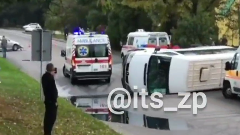 В Запорожье перевернулась маршрутка с пассажирами: появились подробности и ФОТО