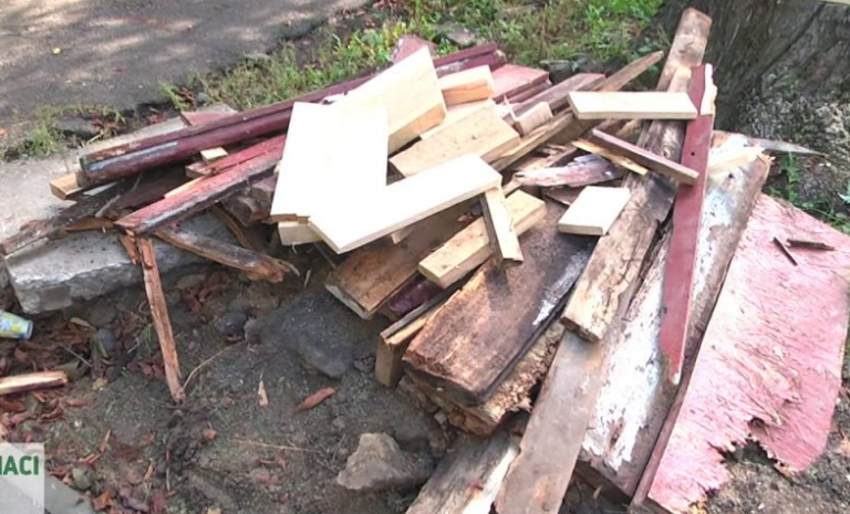 В Запорожье в жилом доме рухнула лестница: подробности и ВИДЕО