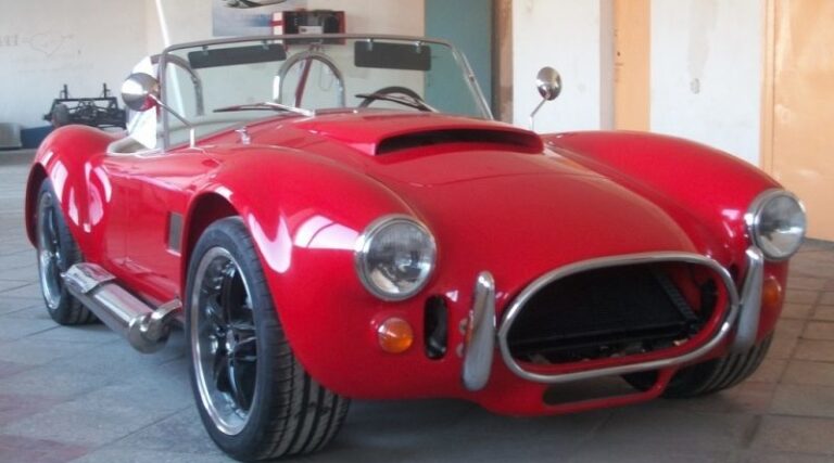 В Запорожской области мужчина создает легенды британского автопрома (ФОТО)