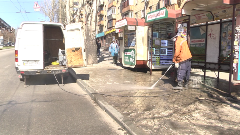 В Запорожье остановки и общественный транспорт обработали специальным раствором (ВИДЕО)