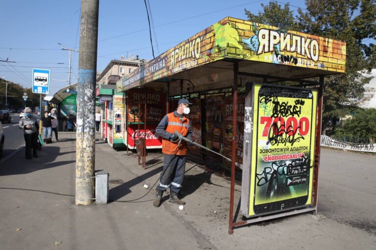 В Запорожье все остановки обработали специальным веществом (ФОТО)