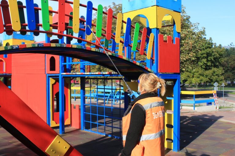 В Запорожье коммунальщики обработали детские качели специальным раствором (ФОТО)