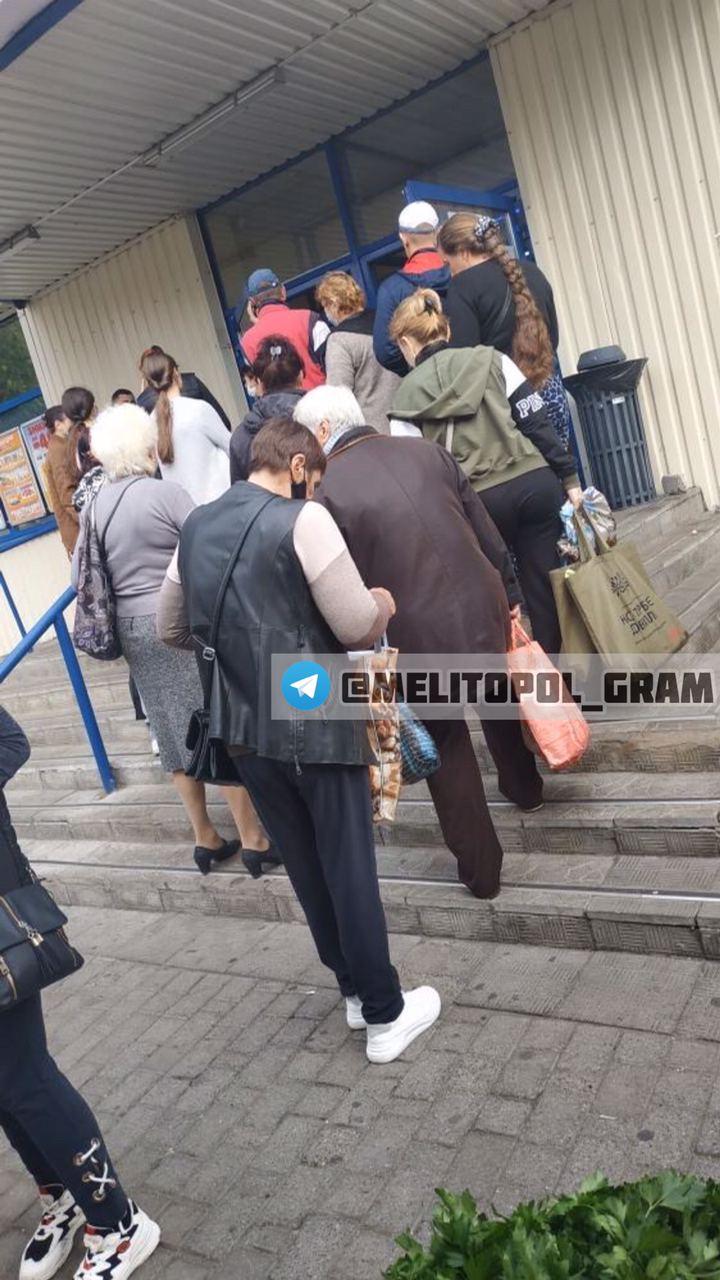 Жители Запорожской области устроили очередь в супермаркет: пускают по два человека (ФОТОФАКТ)