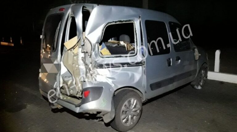 В Запорожской области легковушка влетела под поезд: подробности ДТП (ВИДЕО)