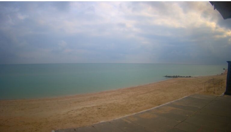 Азовское море в Кирилловке накрыло серой дымкой (ФОТО)