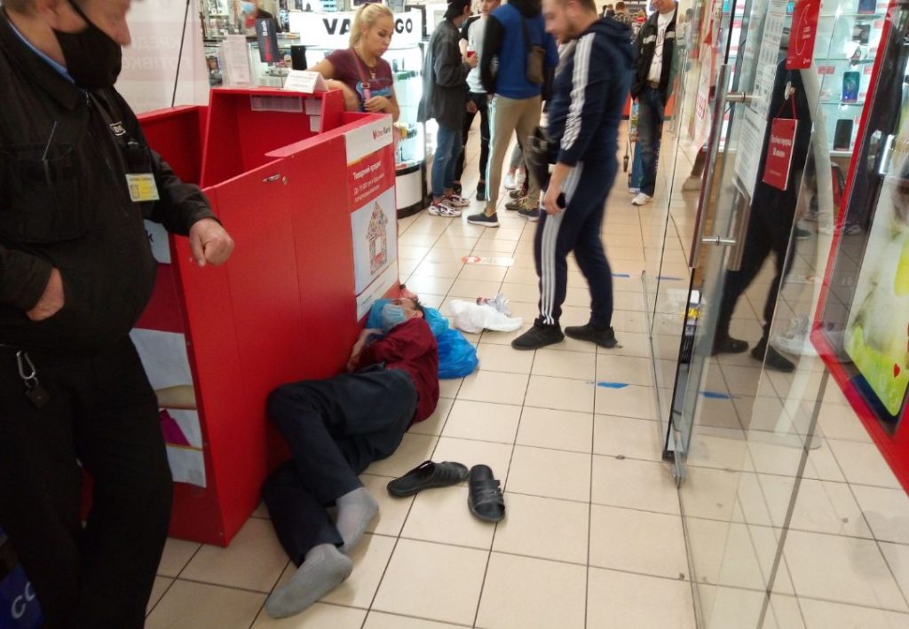 В Запорожье в торговом центре мужчина проломил голову девушке-продавцу (ФОТО)