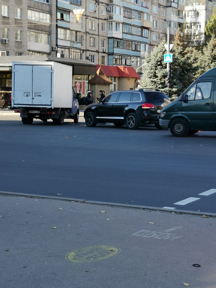 В Запорожье грузовик не поделил дорогу с легковушкой (ФОТО)