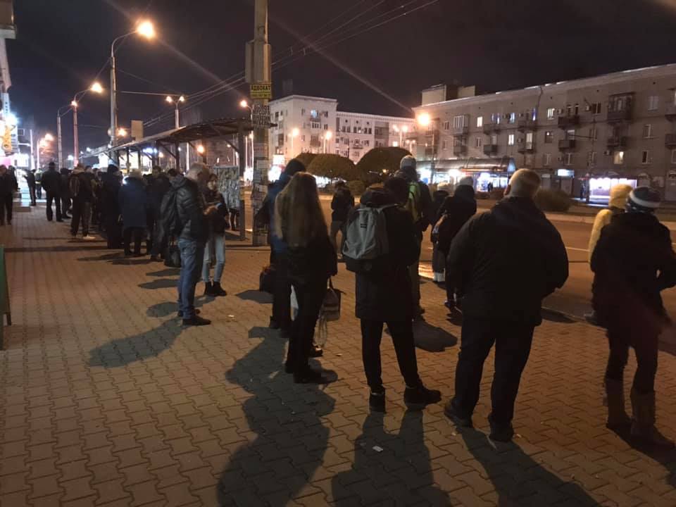 Запорожцы продолжают выстаивать огромные очереди на остановках в попытках уехать домой (ФОТО)