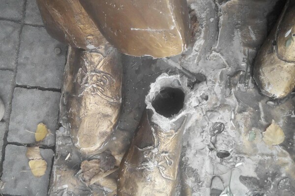 В Запорожье вандалы разбили памятник родителям в сквере Театрельном (ФОТО)