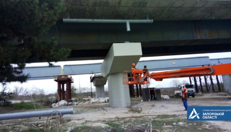В Запорожье на мосту через Днепр начали устанавливать ограждение: когда откроют движение (ФОТО)