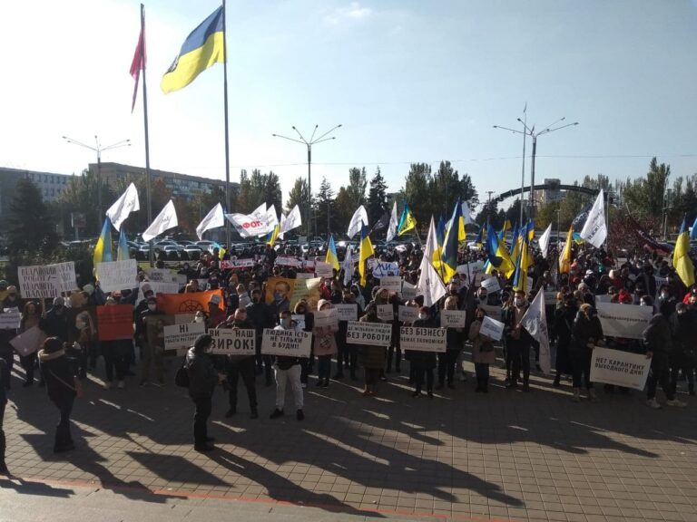 В Запорожье стартовал митинг против карантина выходного дня (ФОТО, ВИДЕО)