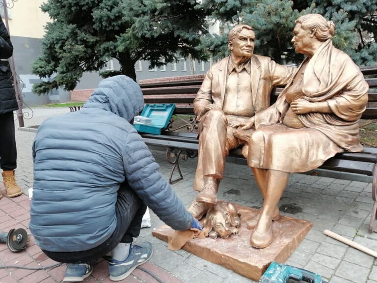 В Запорожье полностью восстановили памятник родителям (ФОТО)