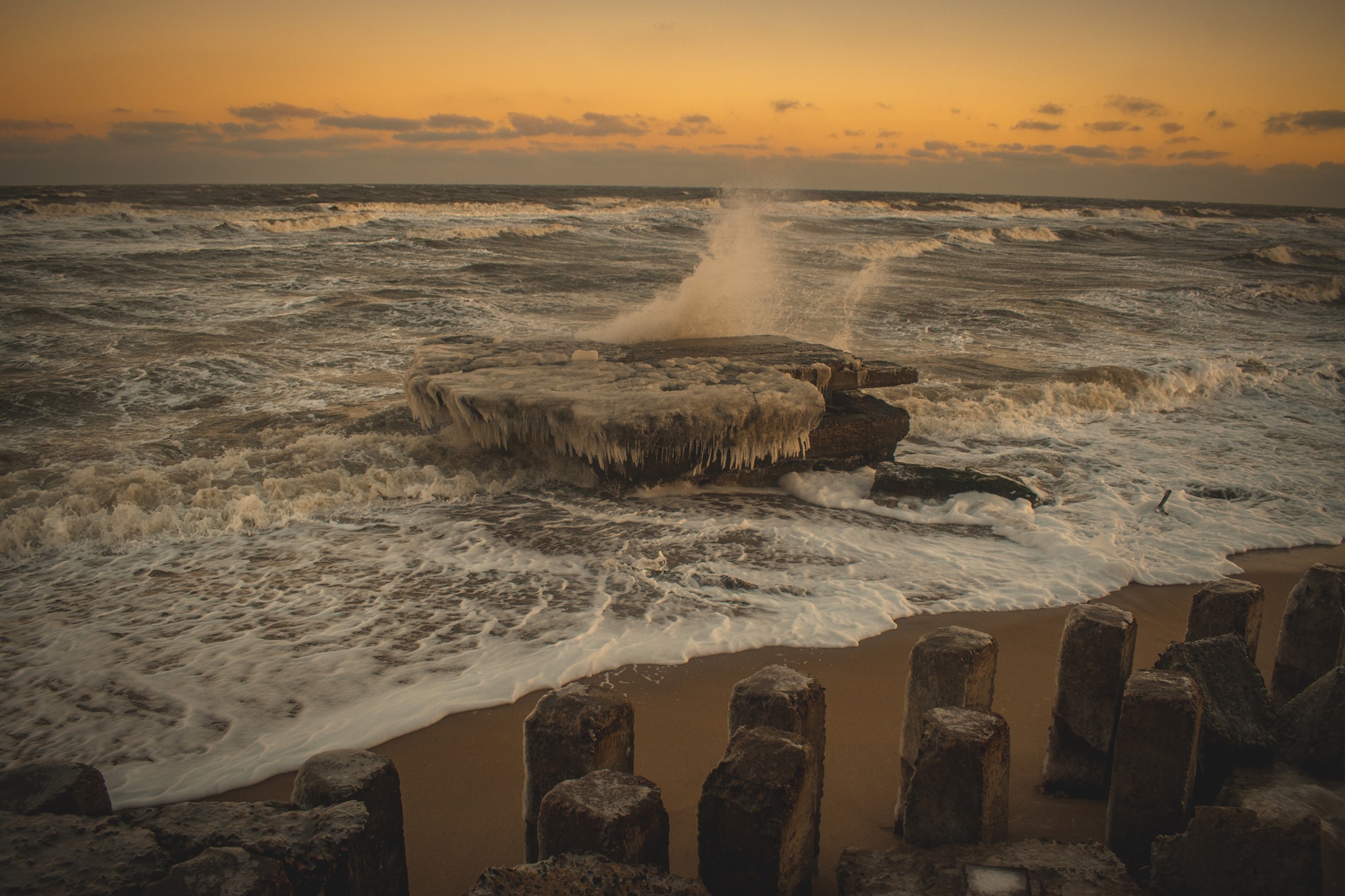 Заледеневший шторм: фотограф из Запорожья показала уникальные кадры Азовского побережья