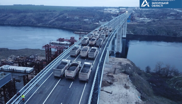 В Запорожье провели контрольную проверку нового моста перед открытием (ВИДЕО)