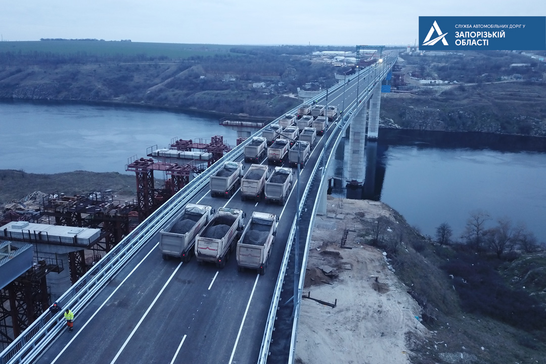 В Запорожье провели контрольную проверку нового моста перед открытием (ВИДЕО)